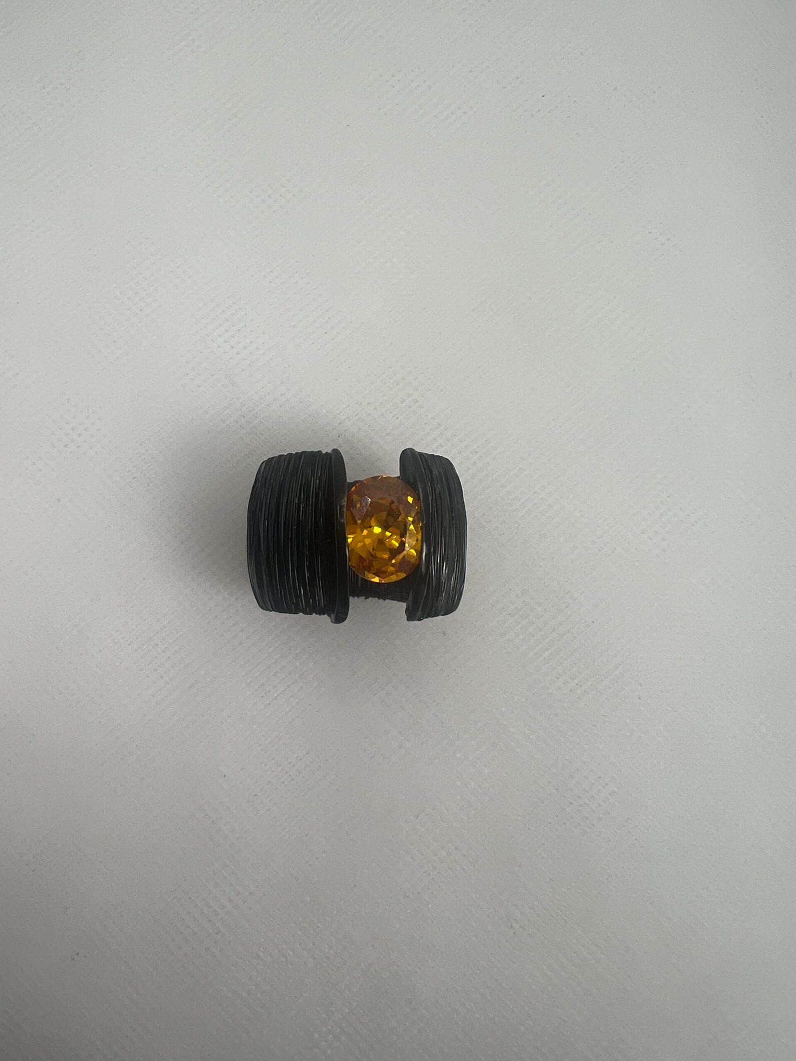 Anillo de bronce esmaltado negro con piedra de color amarillo