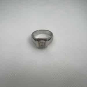 Anillo de oro blanco y brillantes.
