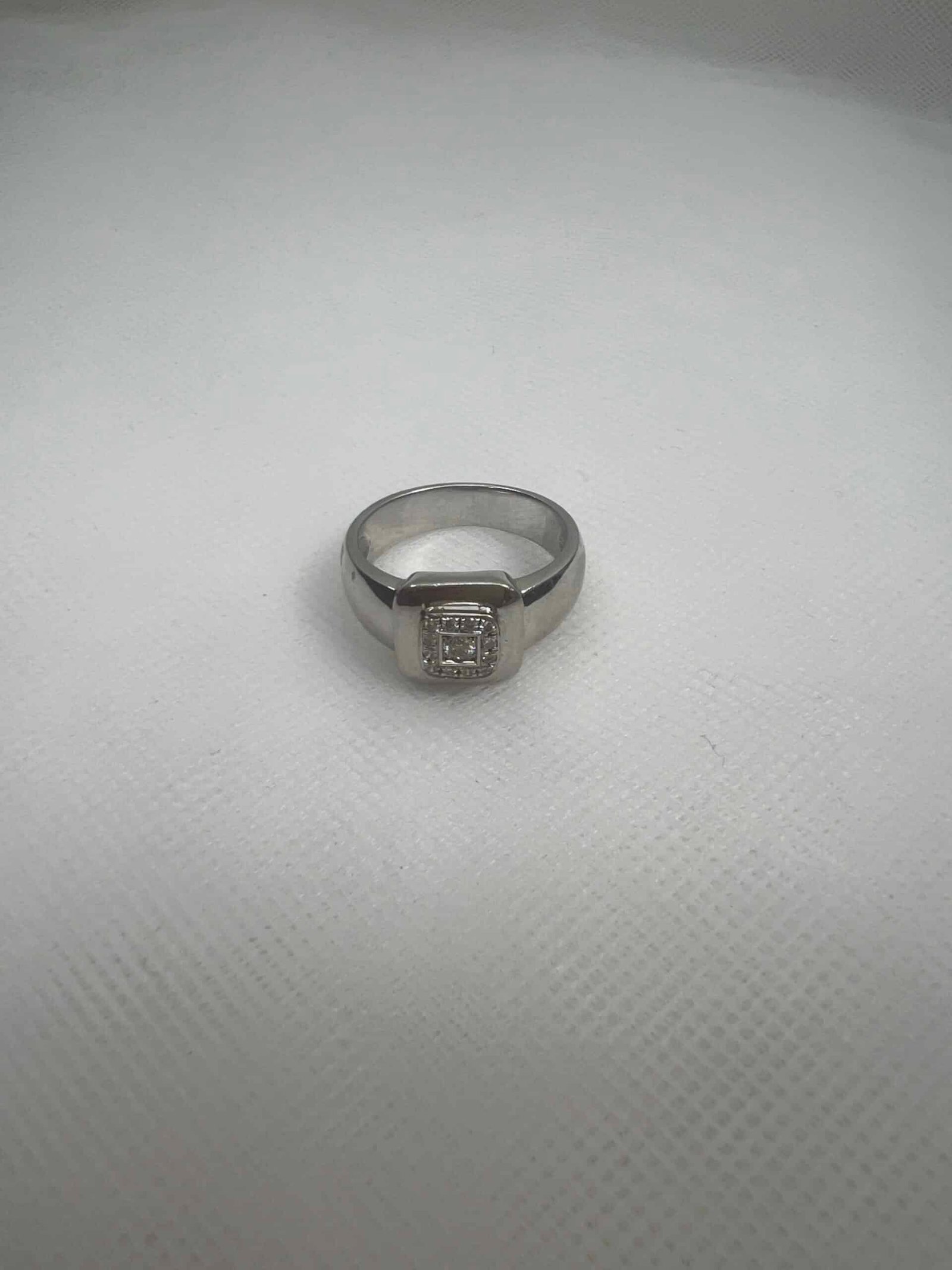 Anillo de oro blanco y brillantes.