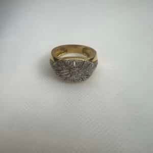 Anillo de oro amarillo y blanco art deco con circonitas.