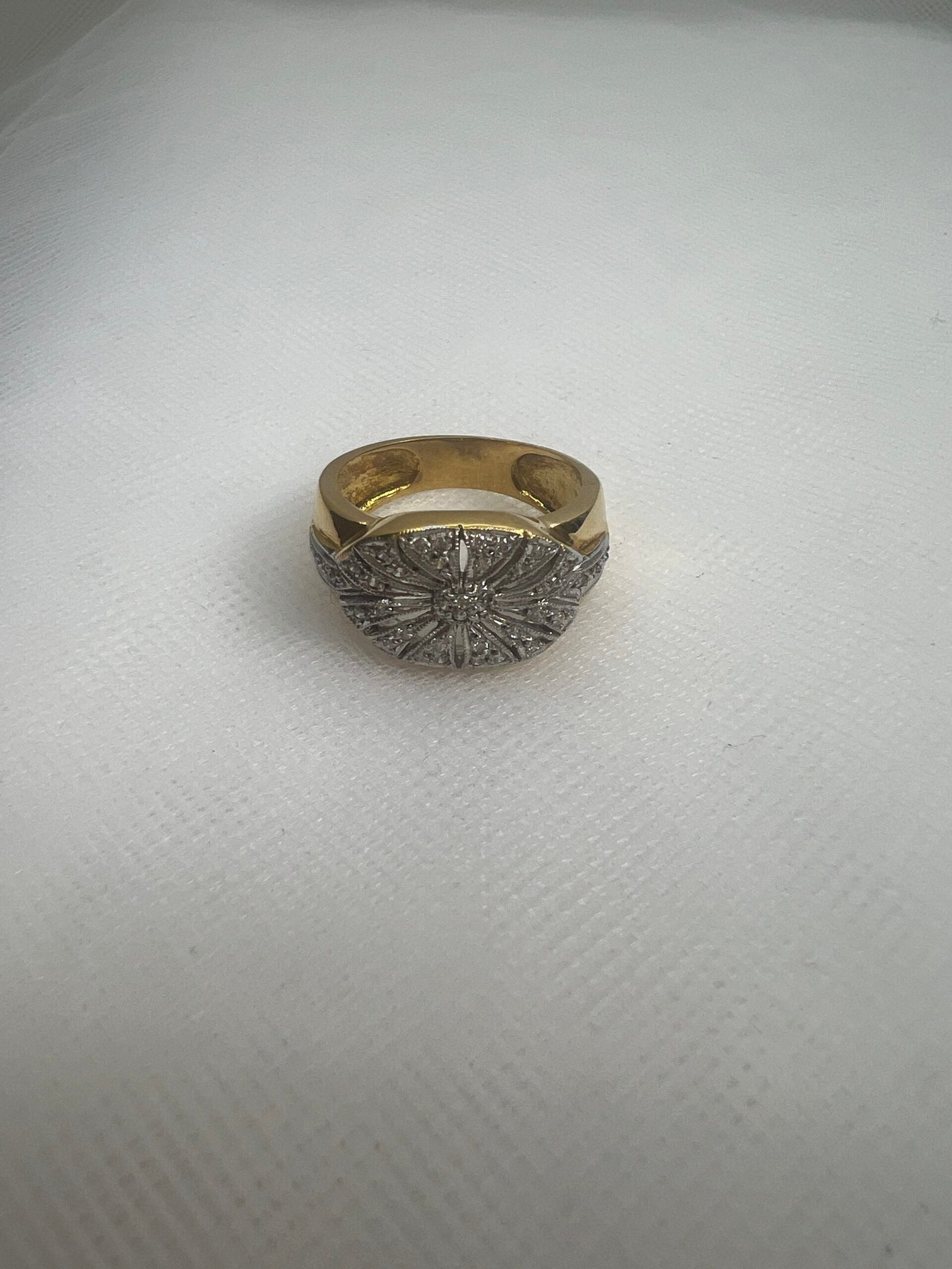 Anillo de oro amarillo y blanco art deco con circonitas.