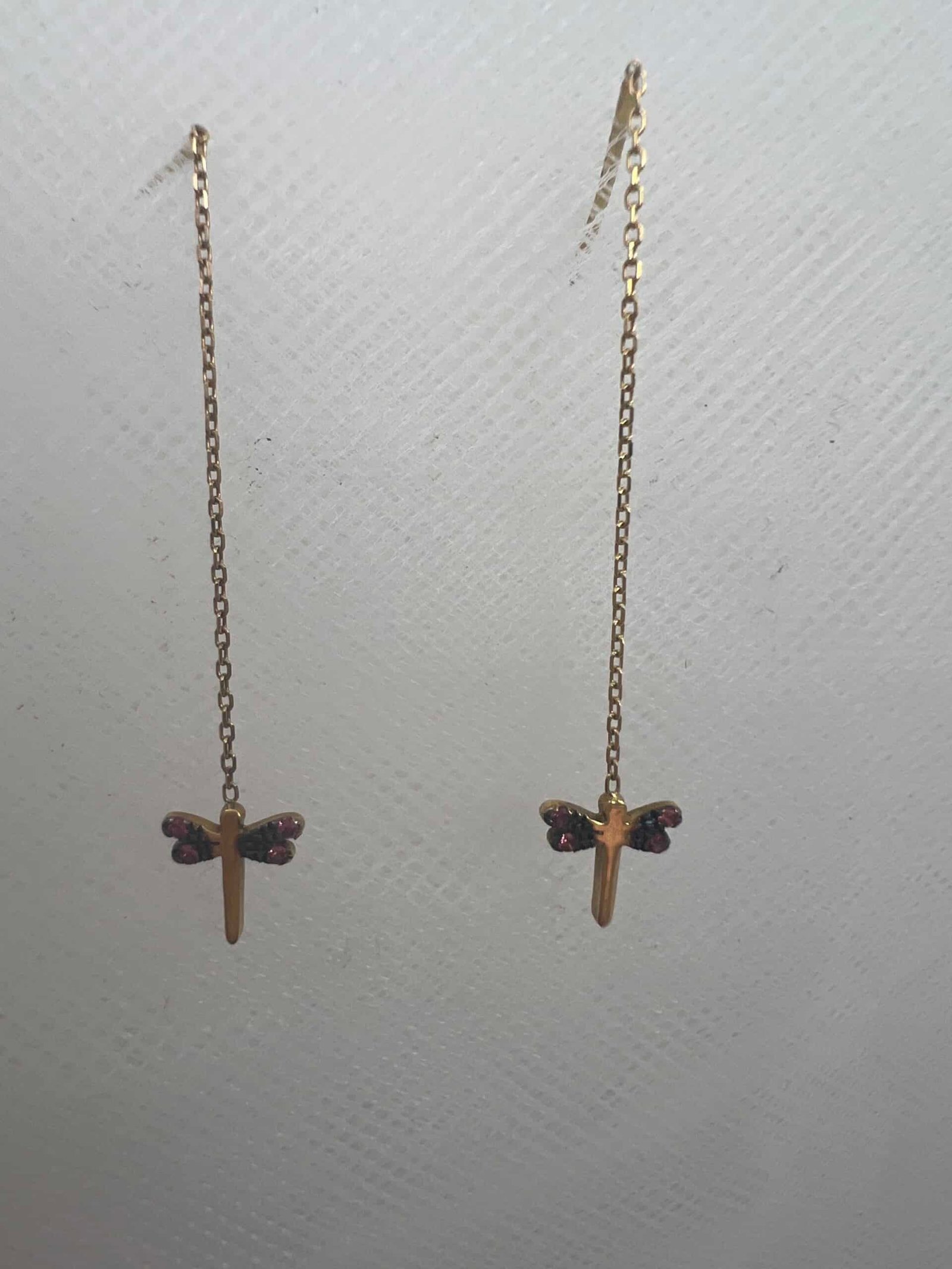 Pendientes largos de cadenita de oro amarillo con libelulas de zafiros