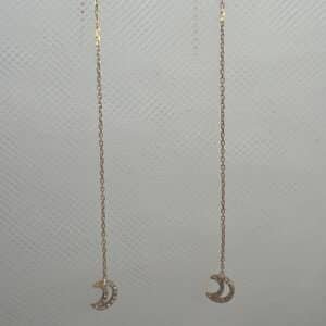 Pendientes largos de oro amarillo con cadenita y lunas de brillantes.