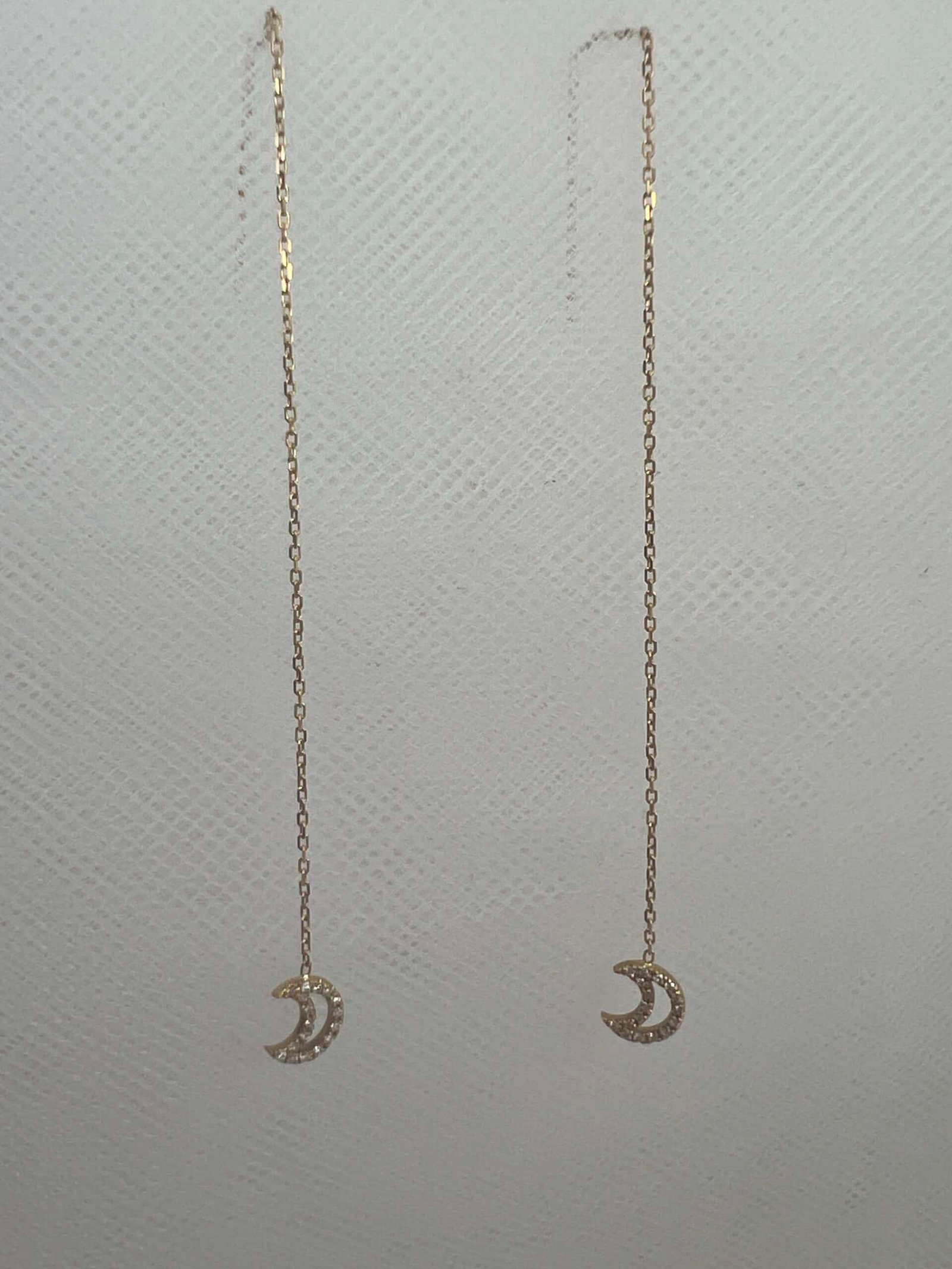 Pendientes largos de oro amarillo con cadenita y lunas de brillantes.