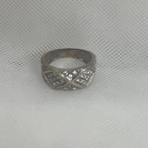 Anillo de oro blanco y circonitas.