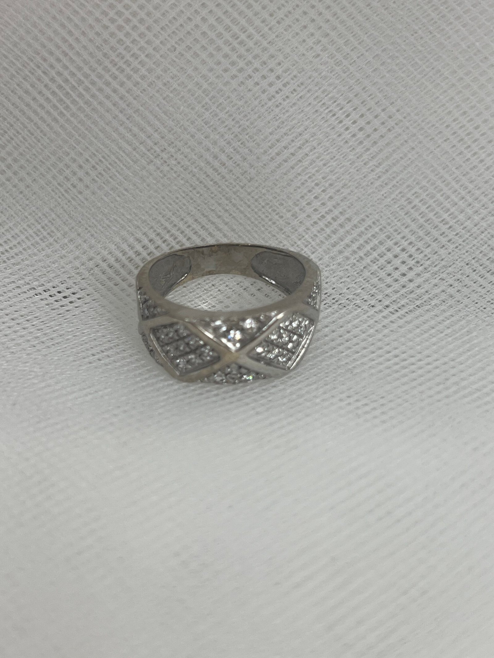 Anillo de oro blanco y circonitas.
