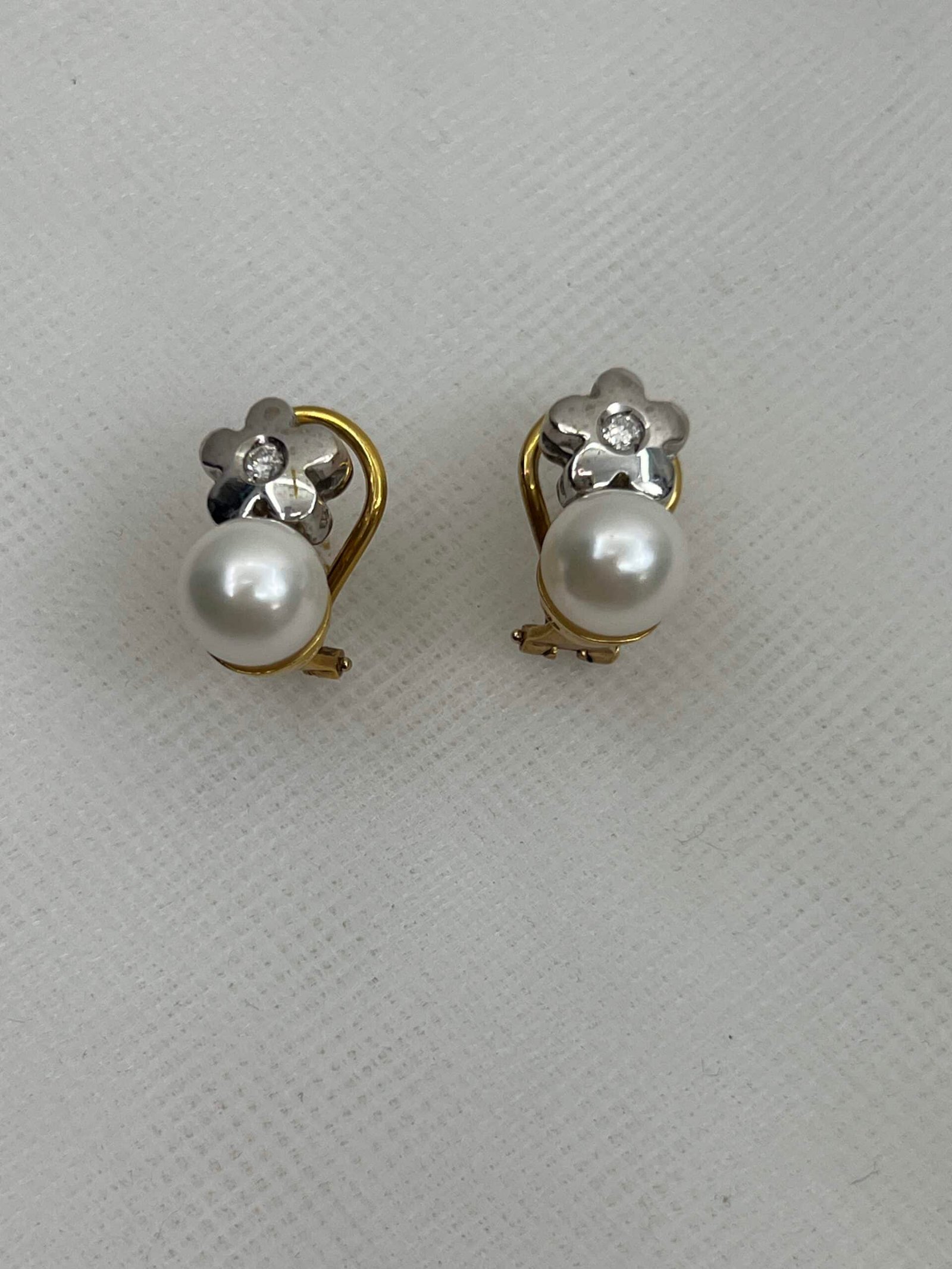 Pendientes de oro amarillo  flores de oro blanco con brillantes y perlas japonesas.