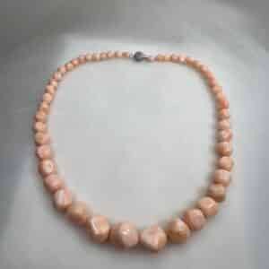 Collar de coral rosa natural con broche de oro blanco redondo diamantado.