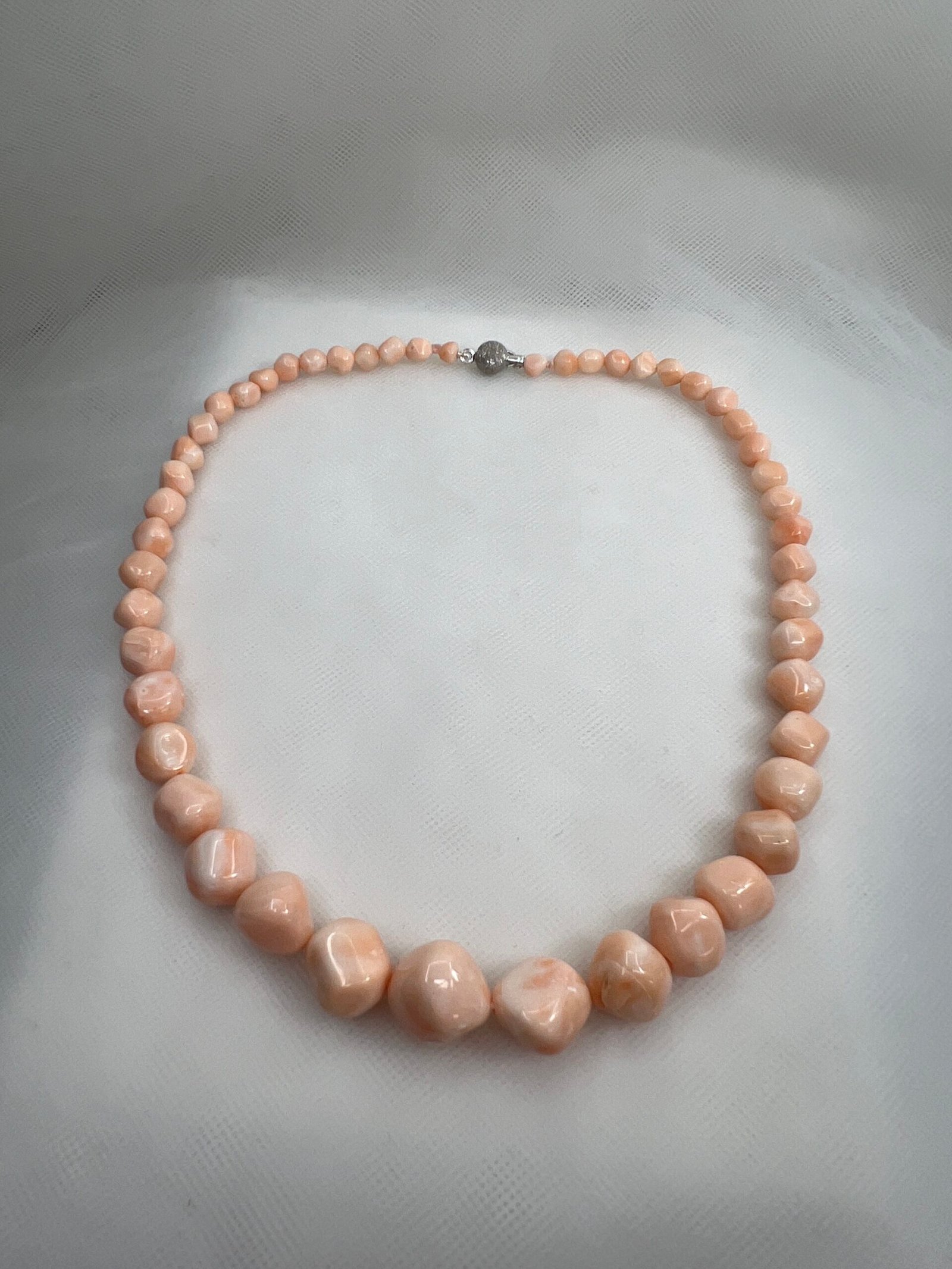 Collar de coral rosa natural con broche de oro blanco redondo diamantado.