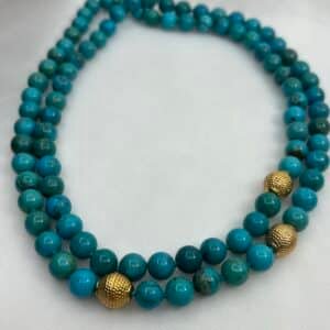 Collar de turquesas matriz naturales con entrepizas de oro amarillo.