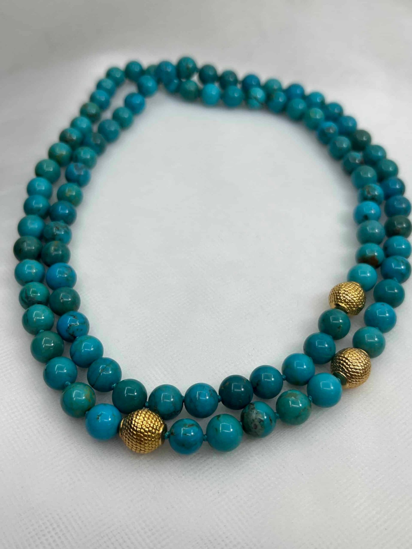 Collar de turquesas matriz naturales con entrepizas de oro amarillo.