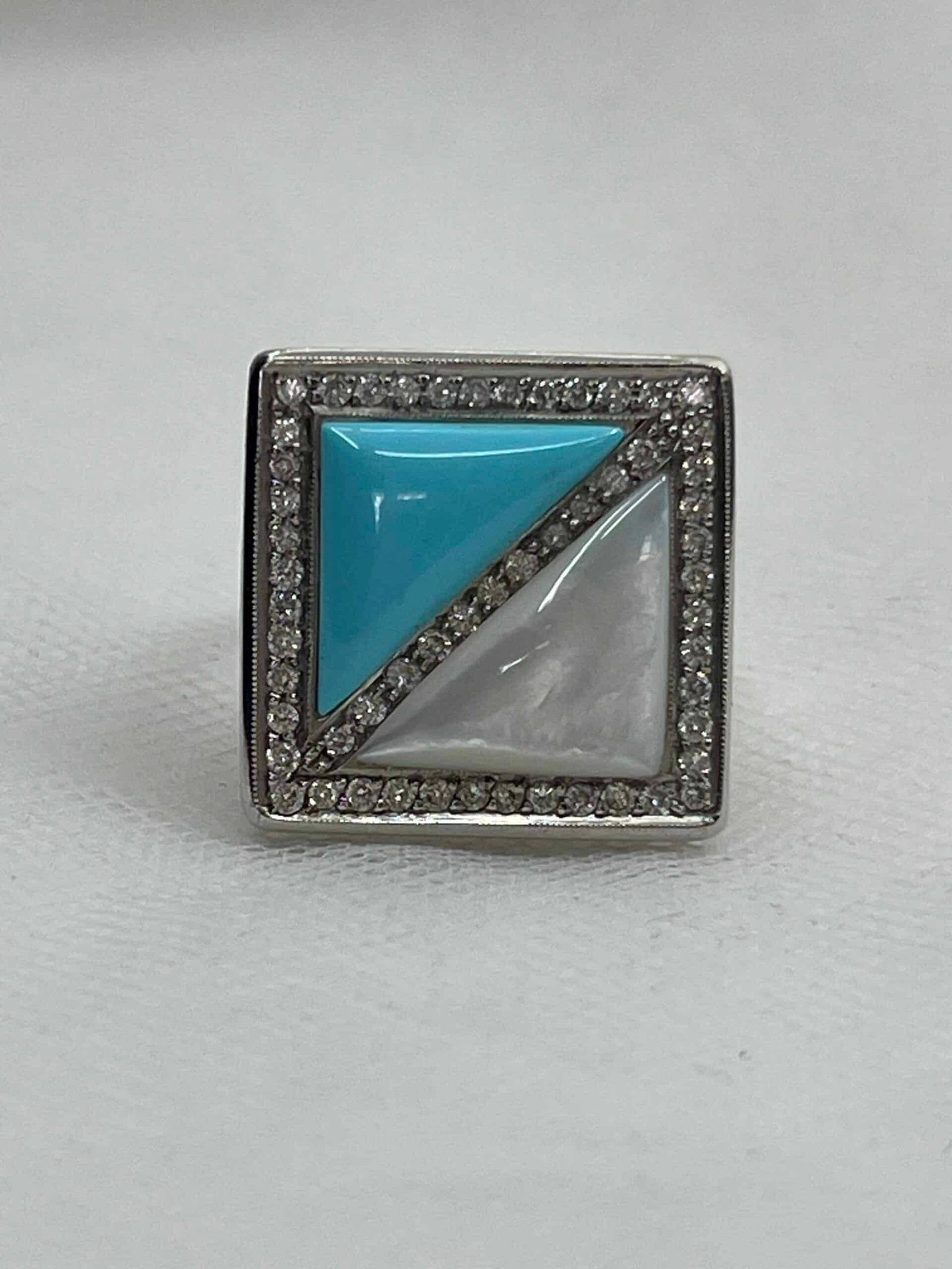 Anillo de oro blanco con turquesa natural madre perla y brillantes.