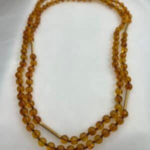 Collar de ambar natural con entrepiezas de oro amarillo.