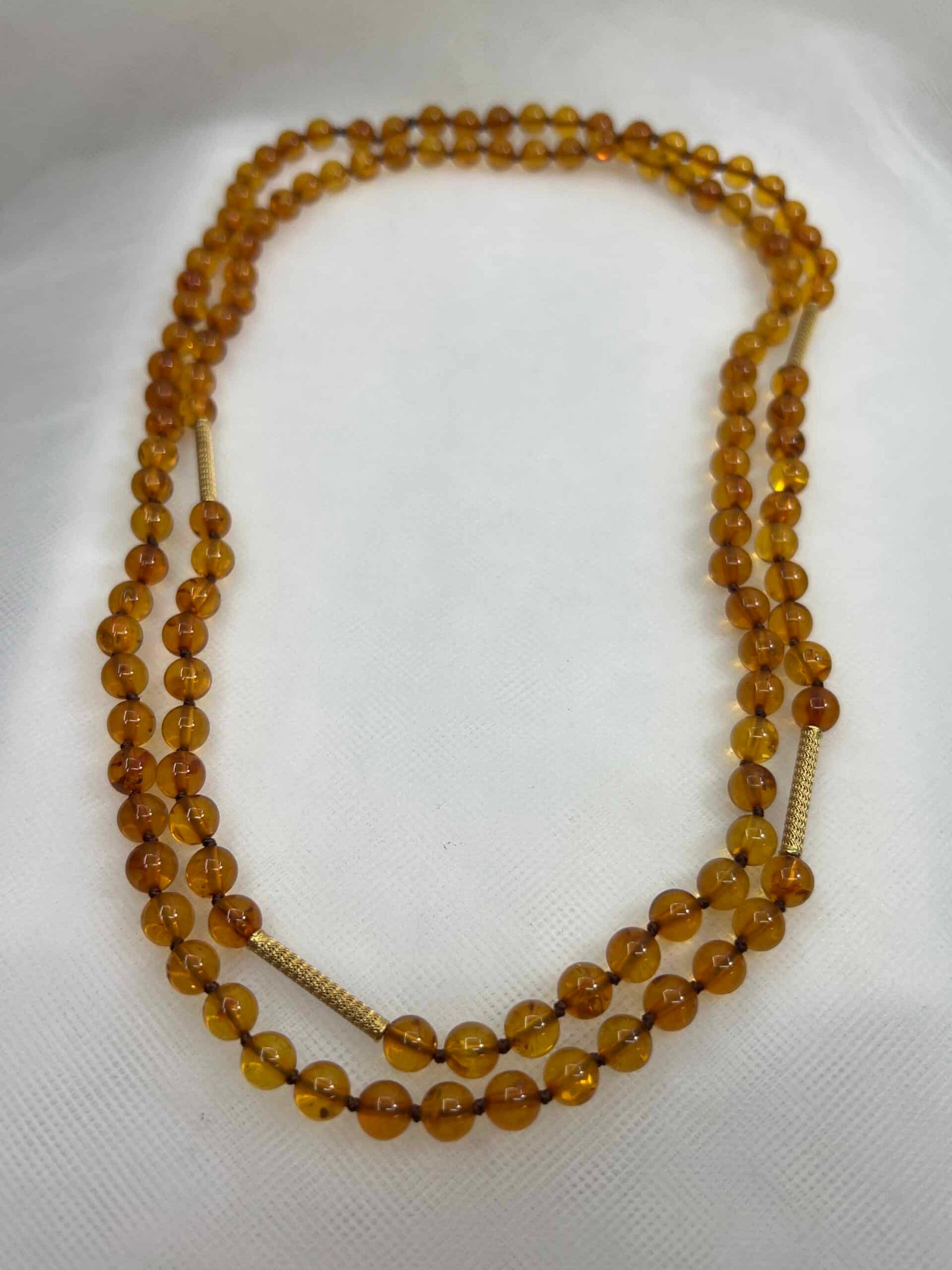 Collar de ambar natural con entrepiezas de oro amarillo.