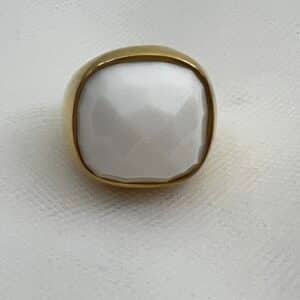 Anillo de oro amarillo con agata natural facetada.