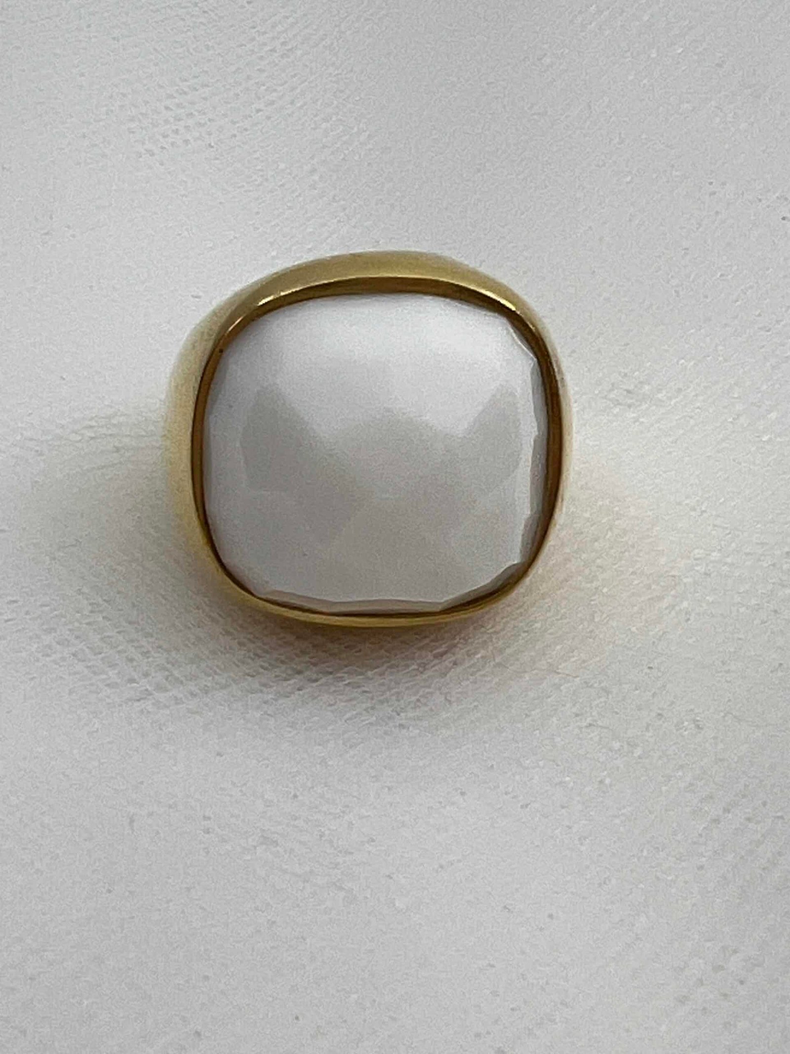 Anillo de oro amarillo con agata natural facetada.