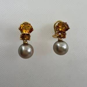 Pendientes de oro amarillo con citrinos y perlas naturales de color bronce.