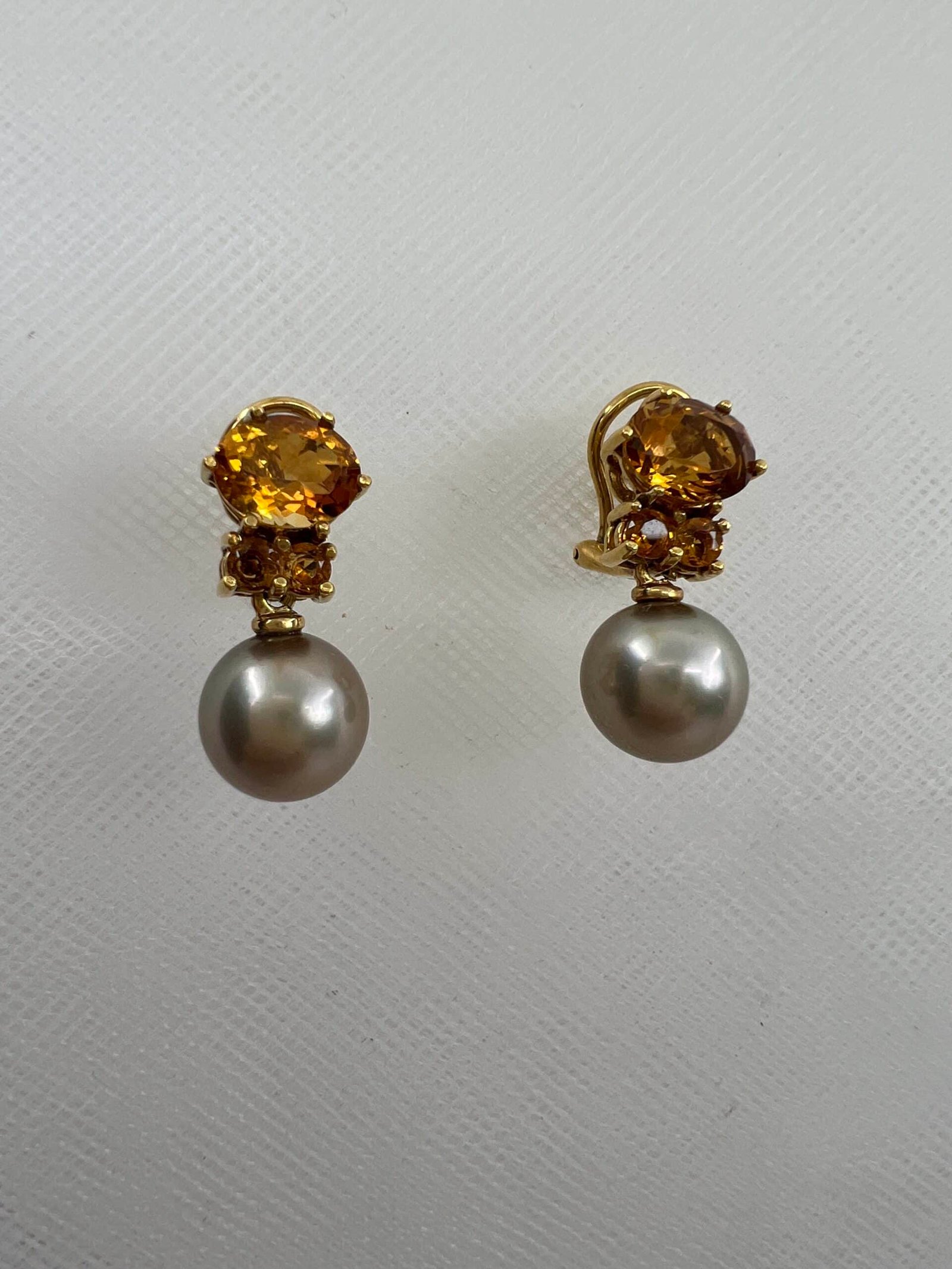 Pendientes de oro amarillo con citrinos y perlas naturales de color bronce.