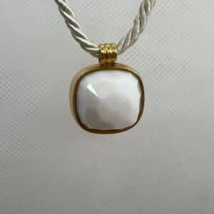 Colgante de oro amarillo con agata natural blanca facetada.