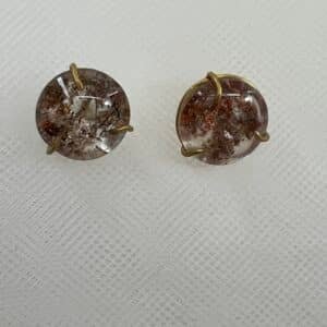 Pendientes de oro amarillo matizado con rodolitas naturales.