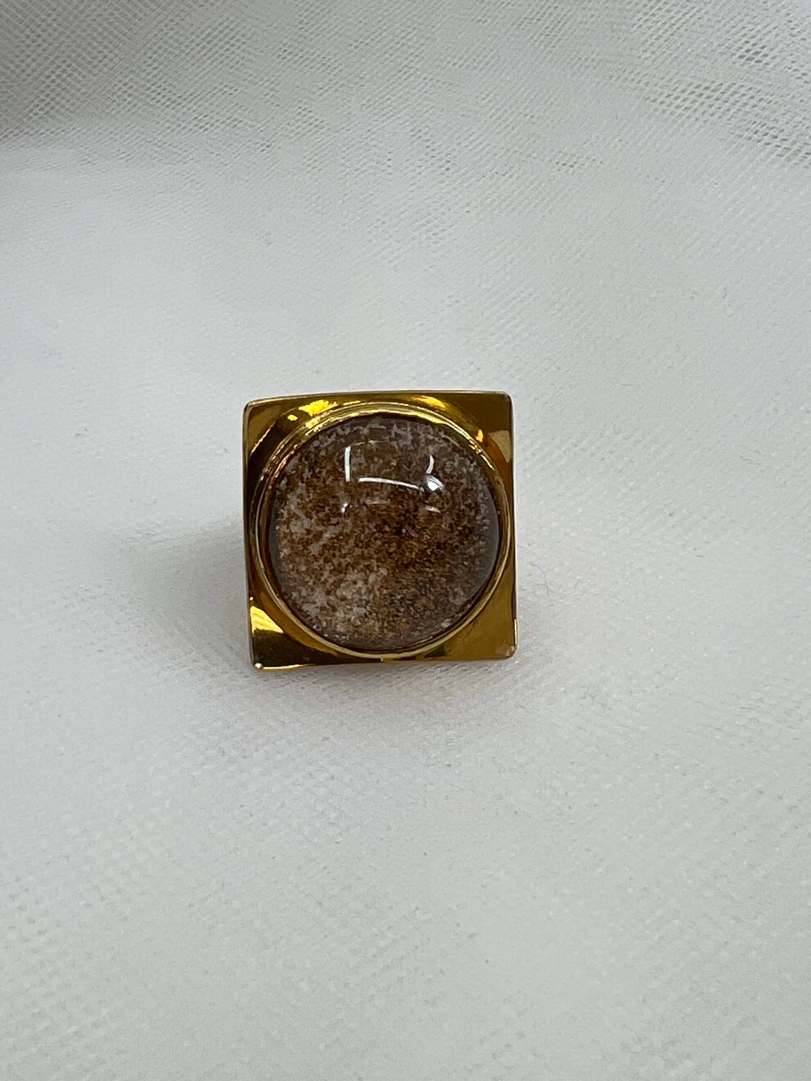 Anillo de oro matizado con lodolita natural.