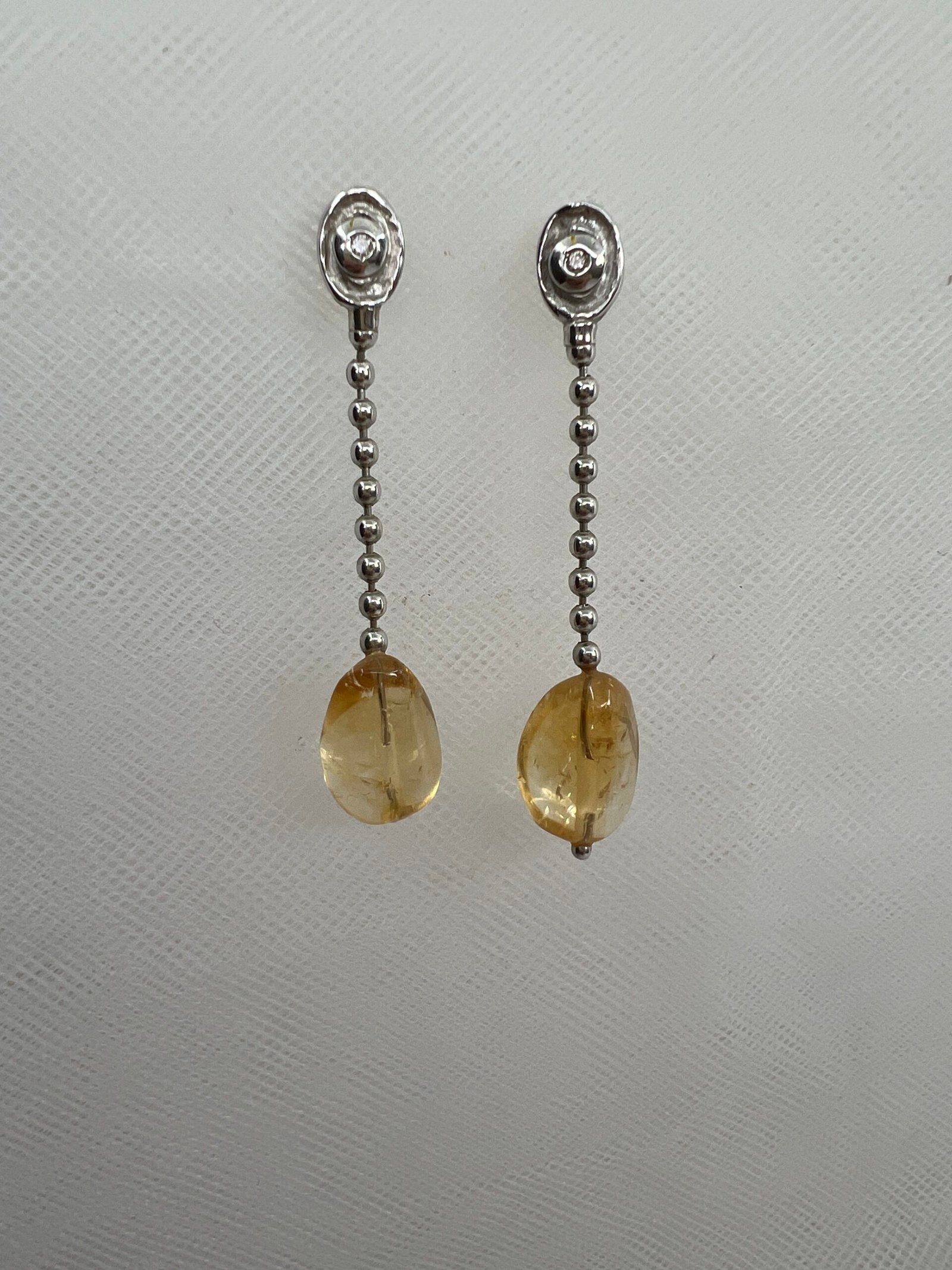 Pendientes largos de oro blanco con topacios naturales.