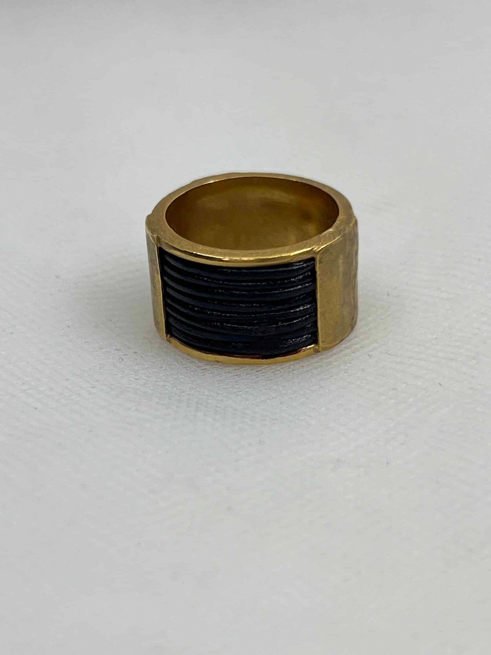 Anillo de oro matizado y cuero .
