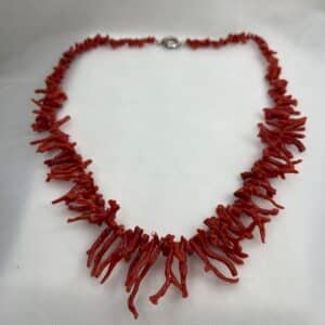 Collar de ramitas de coral con broche de plata.
