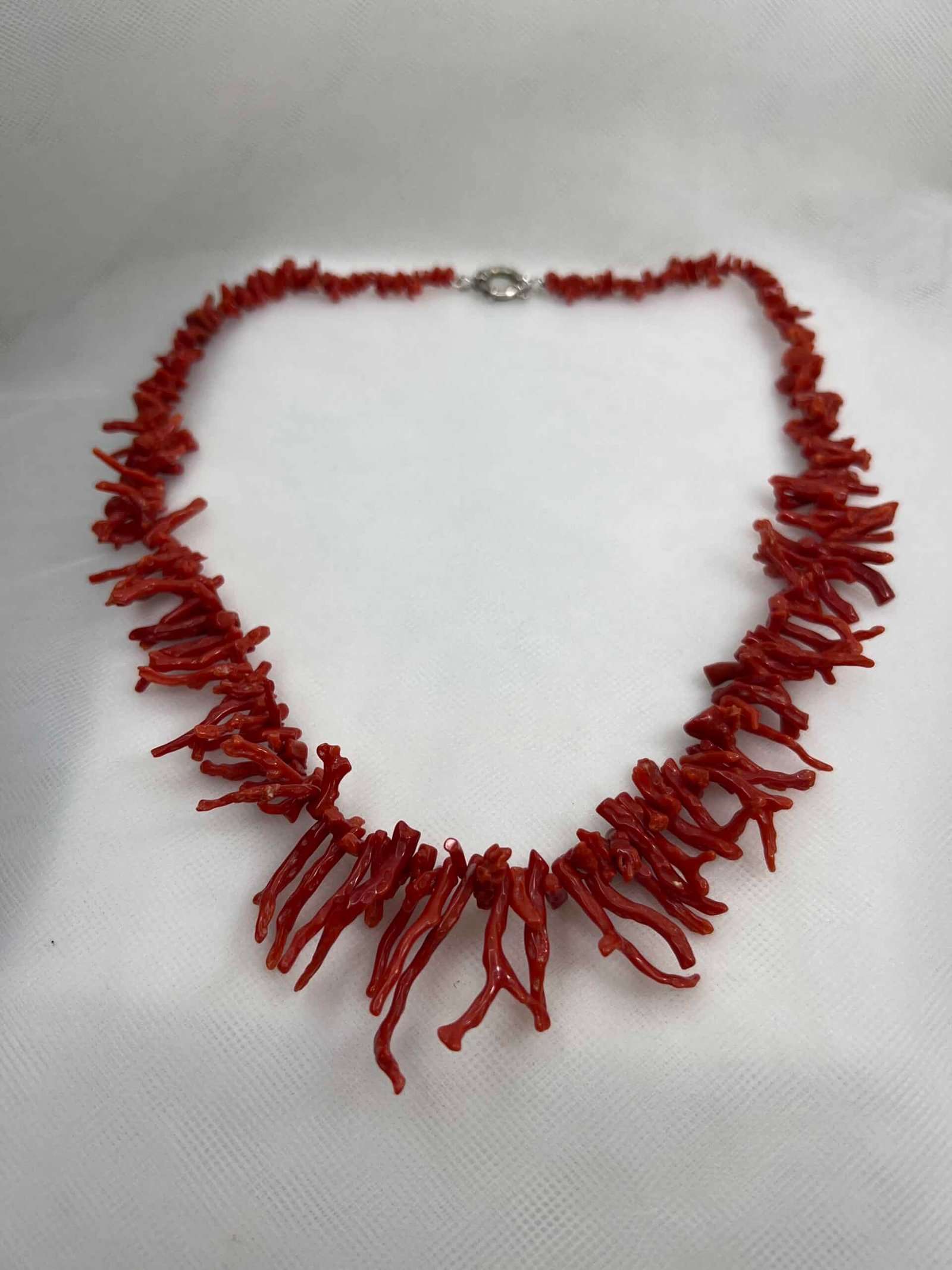 Collar de ramitas de coral con broche de plata.