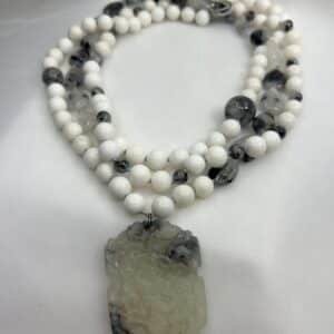 Collar de agatas blancas y cuarzos grises beteados  con colgante de jade natural.