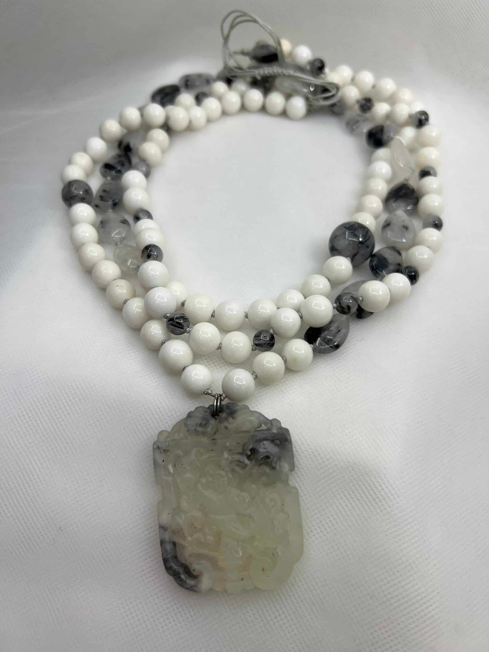 Collar de agatas blancas y cuarzos grises beteados  con colgante de jade natural.