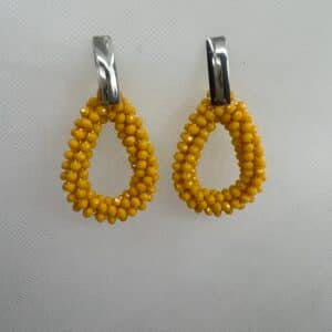 Pendientes largos de acero con colgantes de cuentas de cristal amarillas.