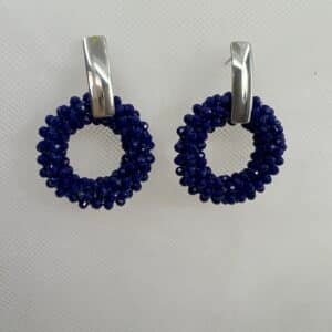 Pendientes de acero con colgantes de cuentas de cristal azules.