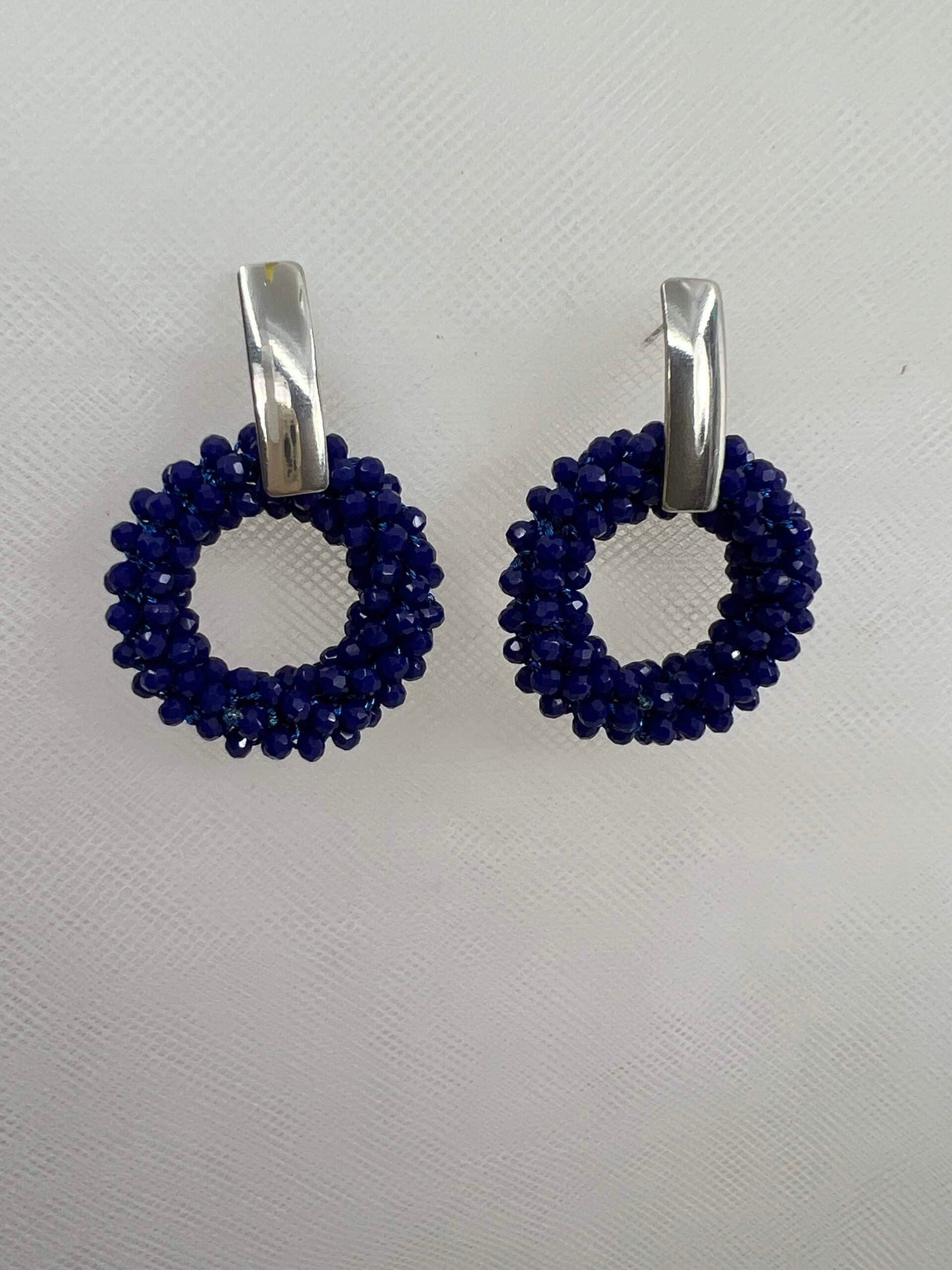 Pendientes de acero con colgantes de cuentas de cristal azules.