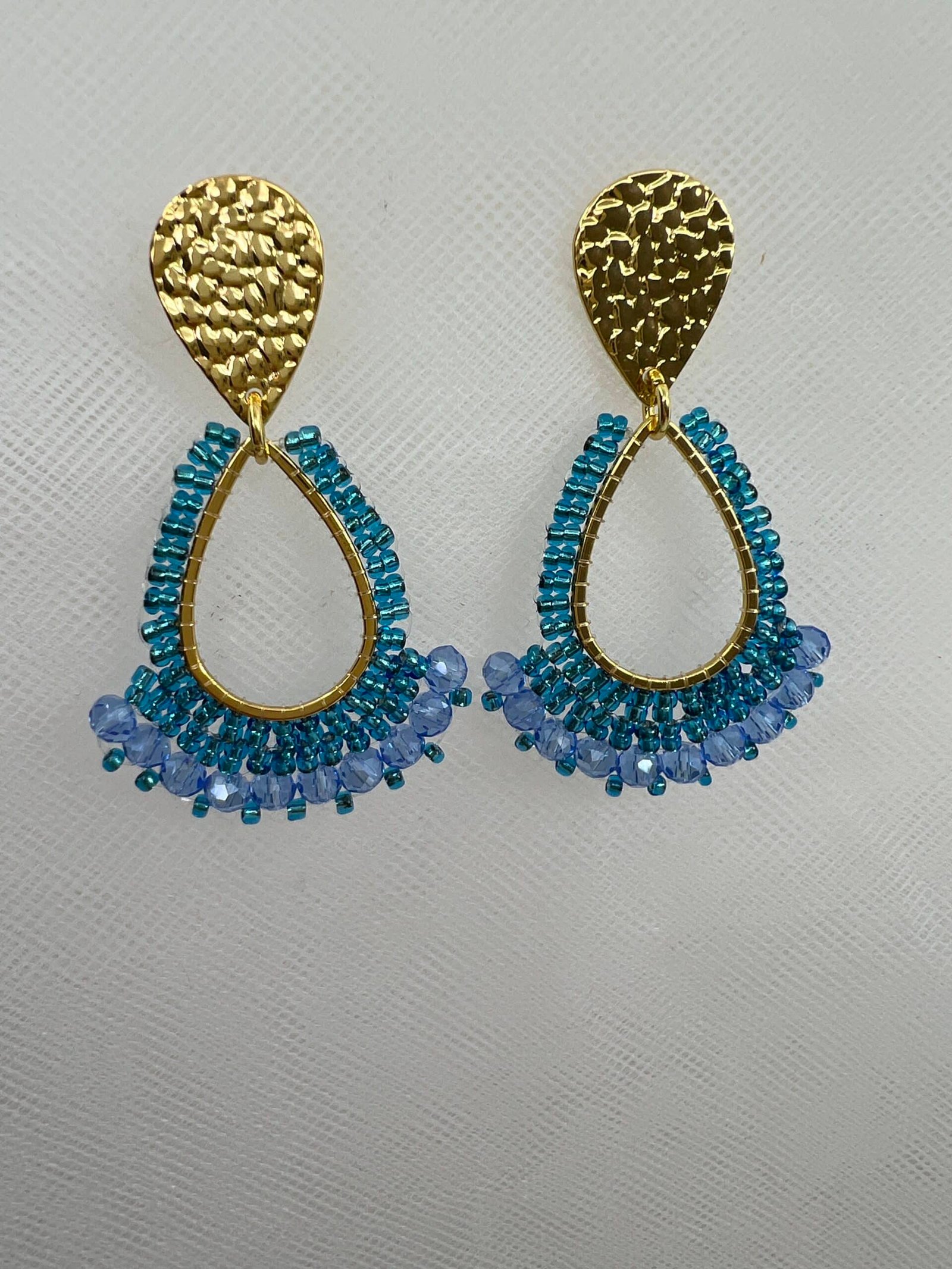 Pendientes largos de acero chapado azules.