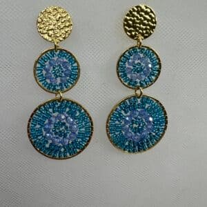 Pendientes largos de acero chapado de cuentas de cristal azules.