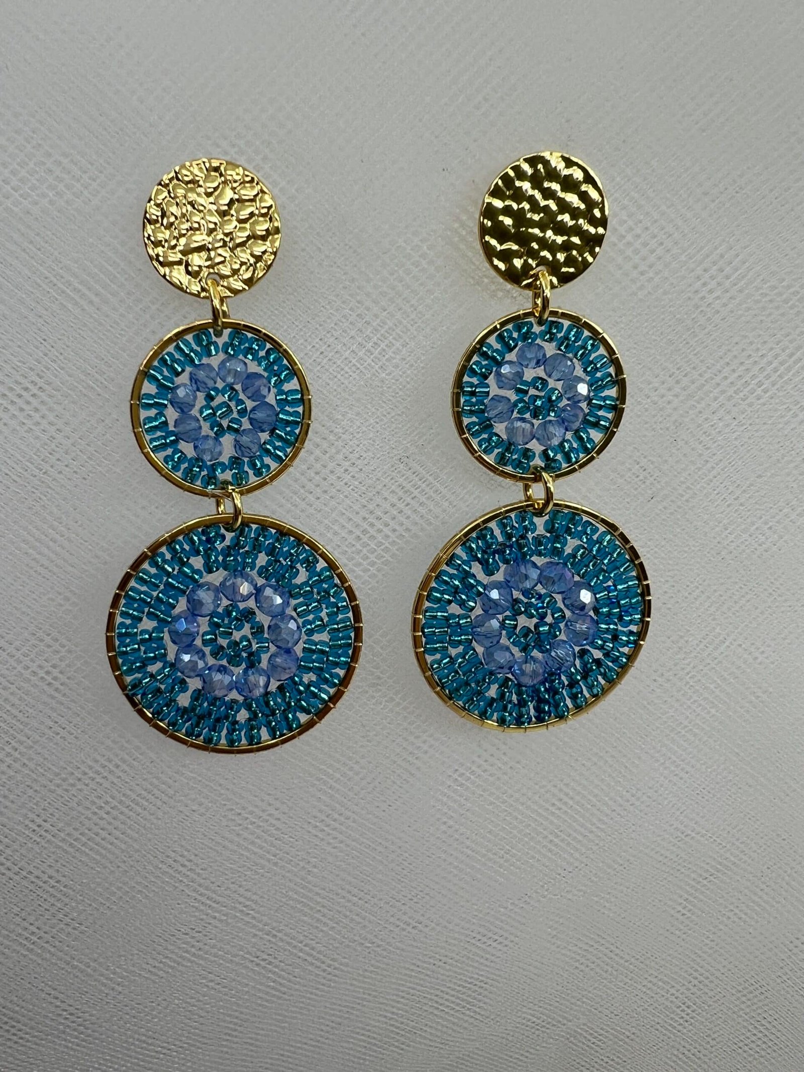 Pendientes largos de acero chapado de cuentas de cristal azules.