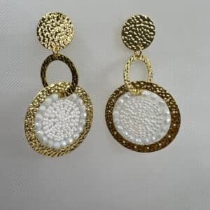 Pendientes largos de acero chapados con cuentas de cristal blancas.