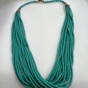 Collar de color tuerquesa.