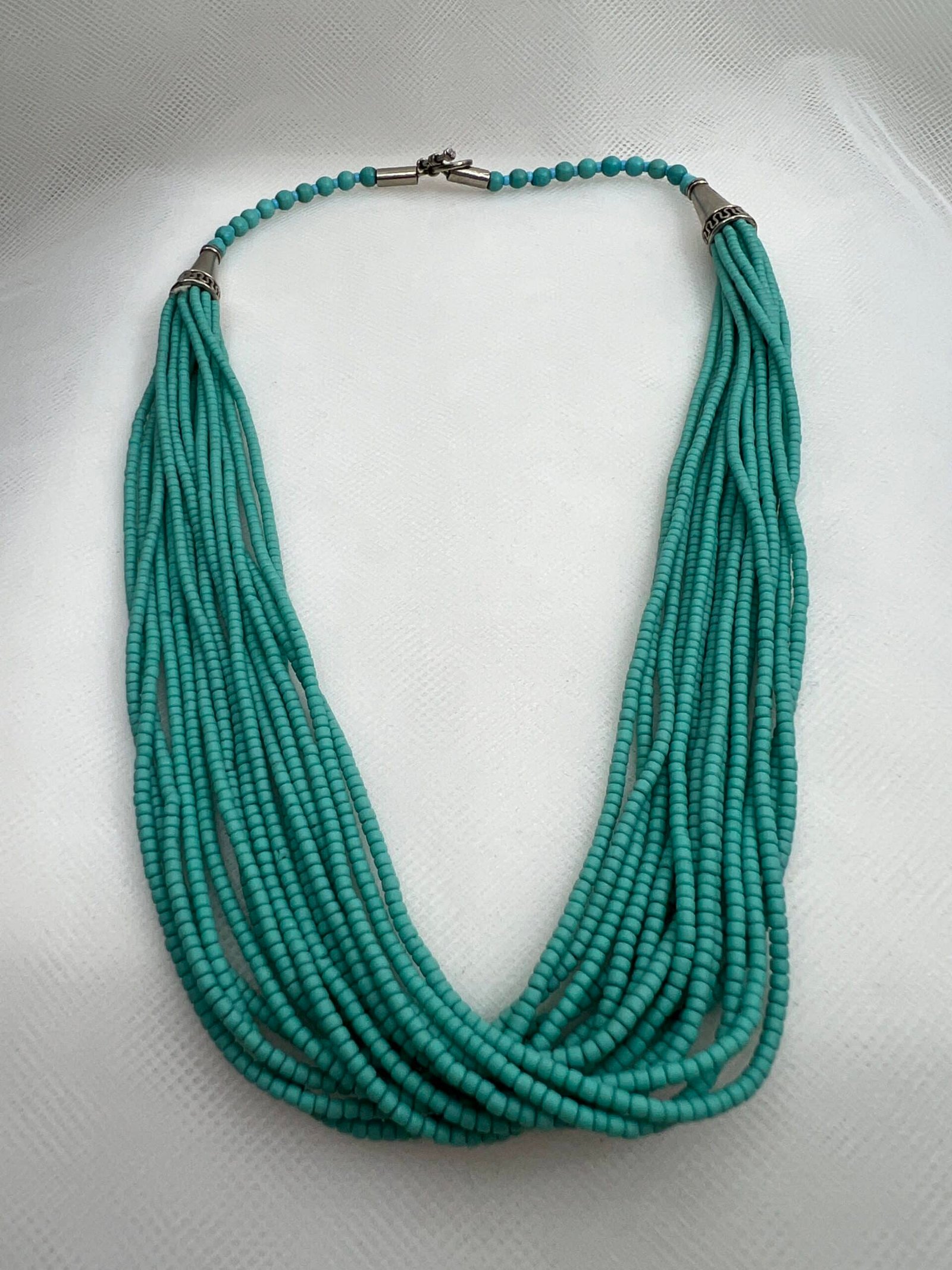 Collar de color tuerquesa.