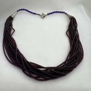 Collar de piedras color amatista.