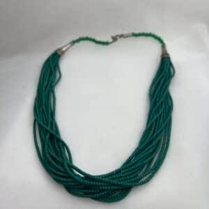 Collar de piedras verdes.