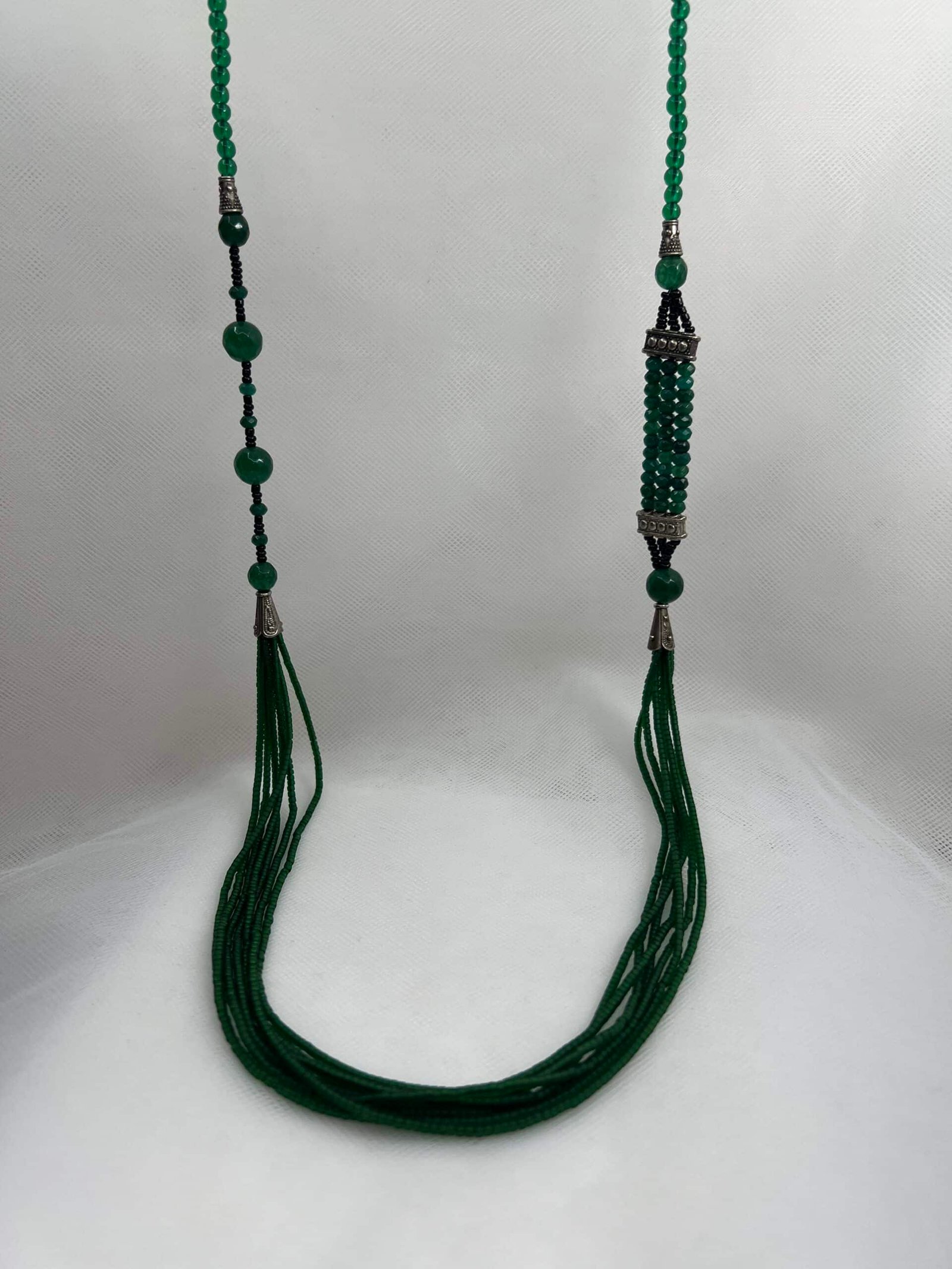 Collar de plata envejecida y agatas verdes