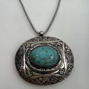 Colgante de plata con turquesa.