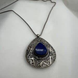 Colgante de plata envejecida con piedra natural.