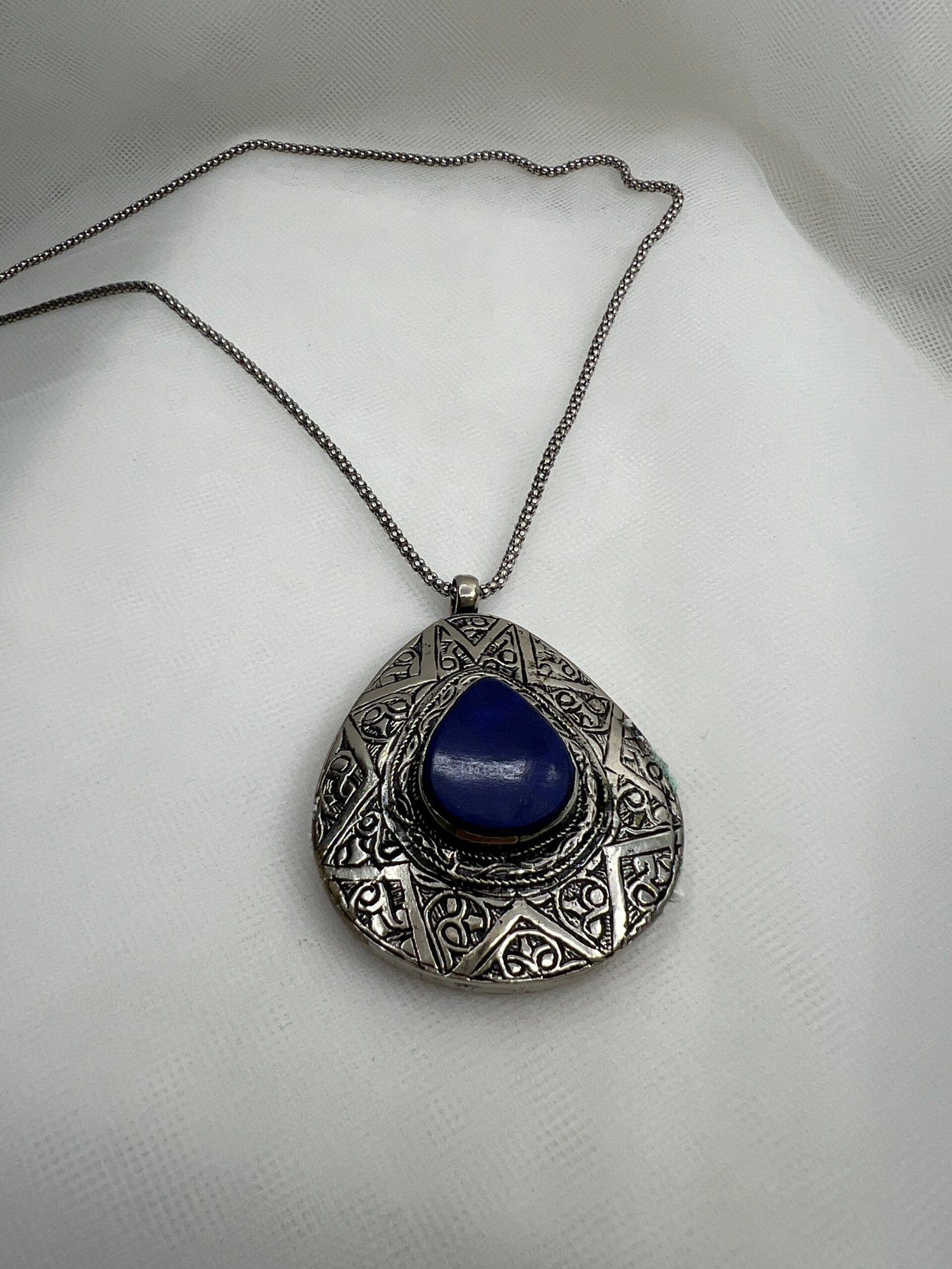 Colgante de plata envejecida con piedra natural.