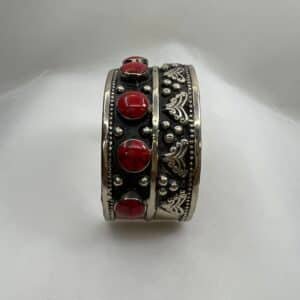 Pulsera de plata envejecida con coral.