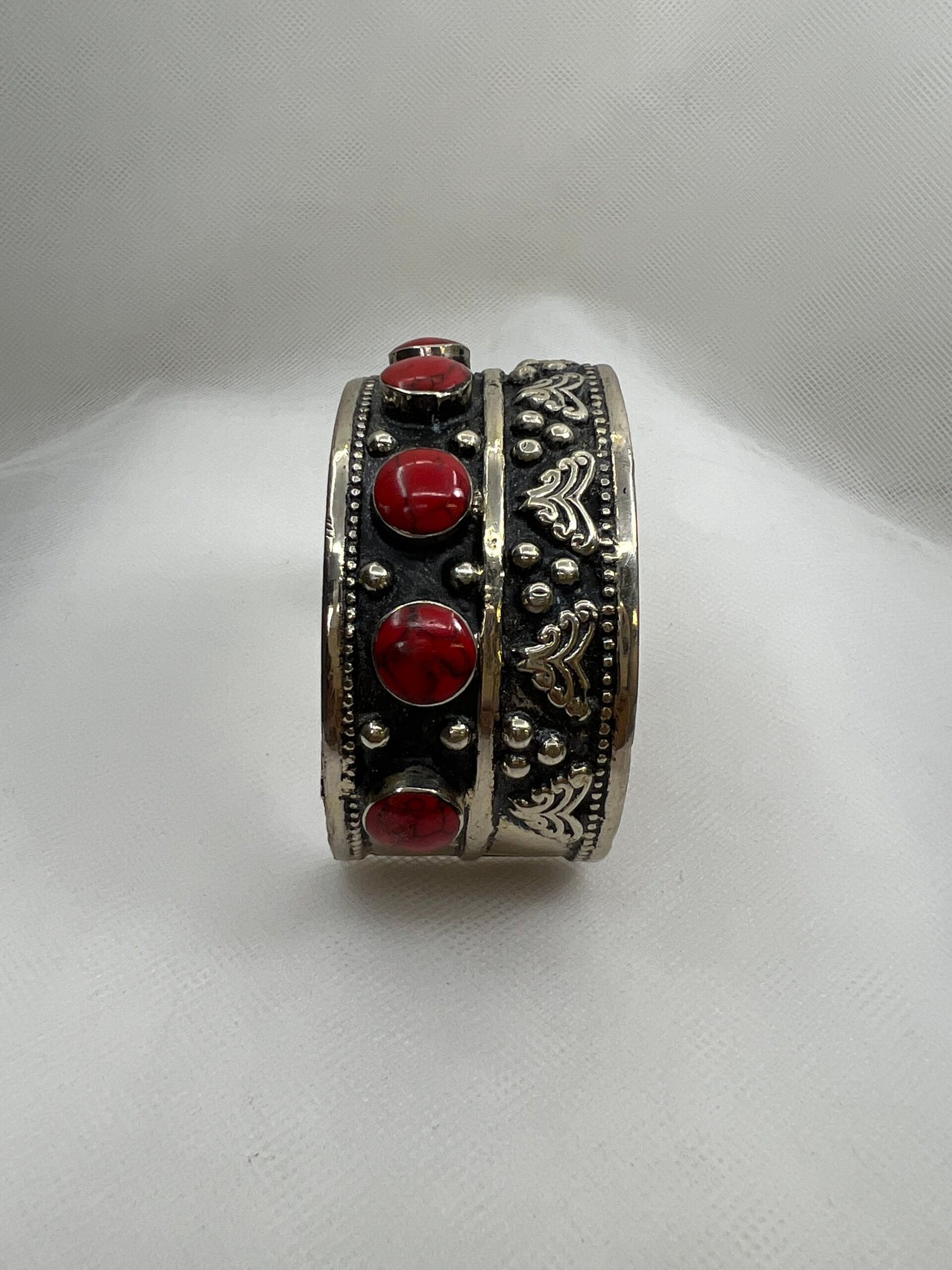 Pulsera de plata envejecida con coral.