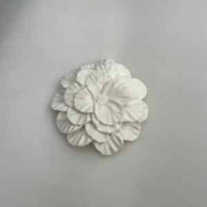 Colgante de flor de porcelana blanca.