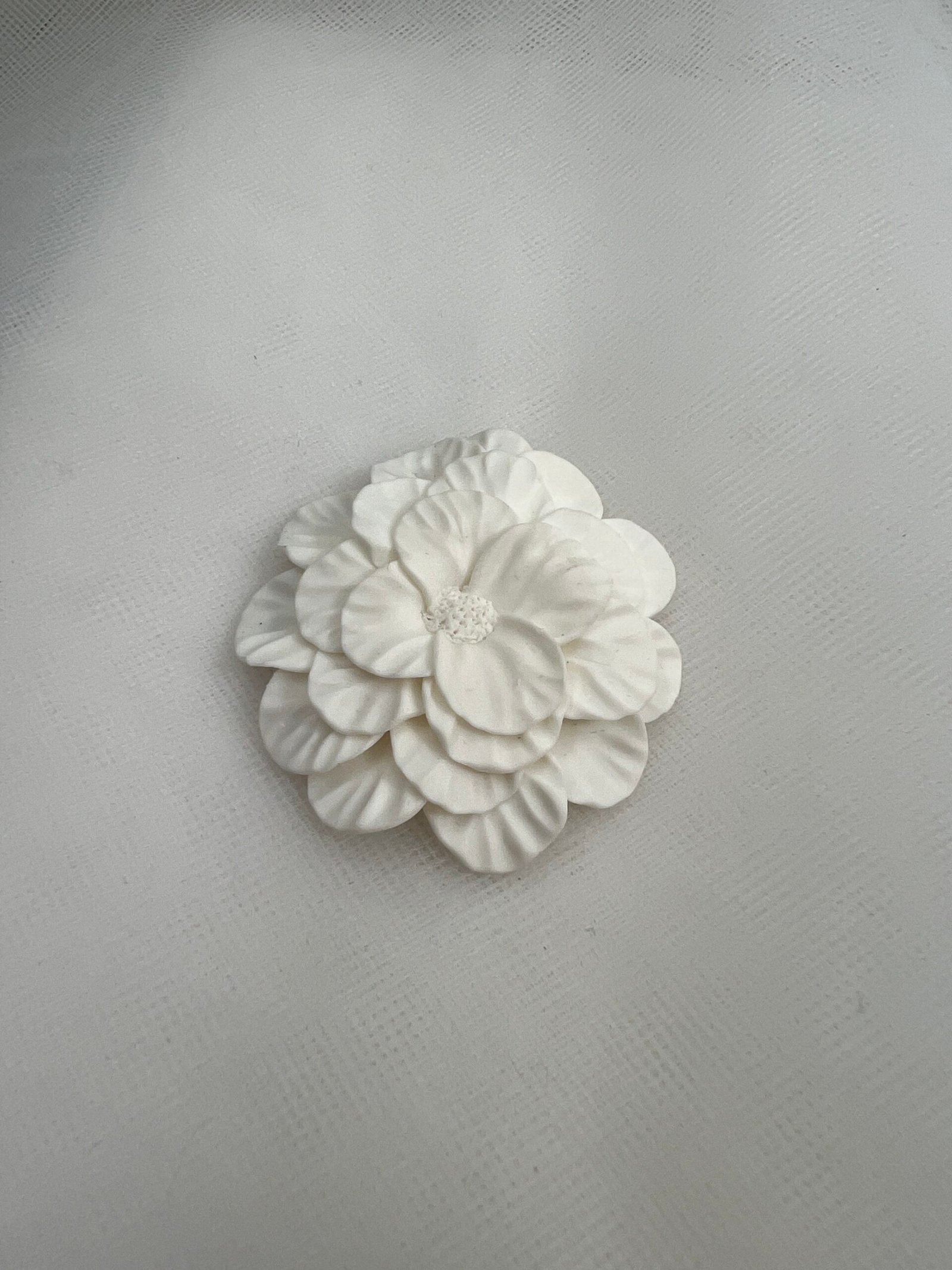 Colgante de flor de porcelana blanca.